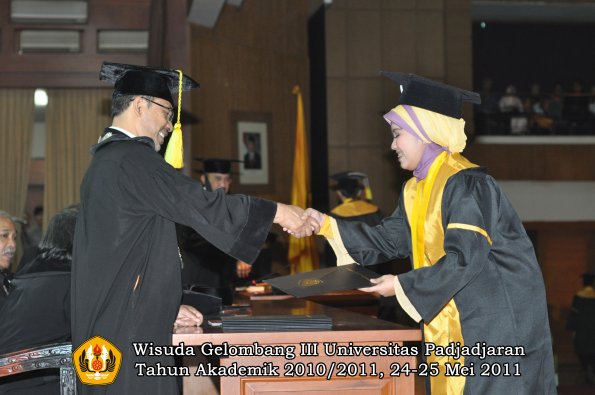 wisuda-fikom-oleh-dekan-240-copy