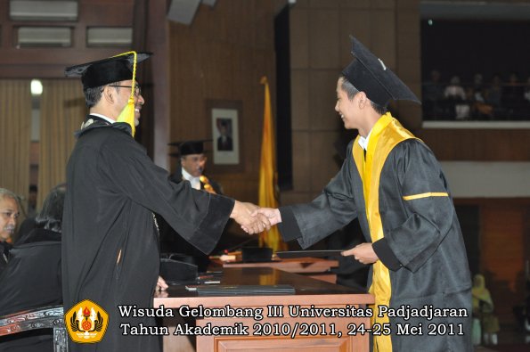 wisuda-fikom-oleh-dekan-243-copy