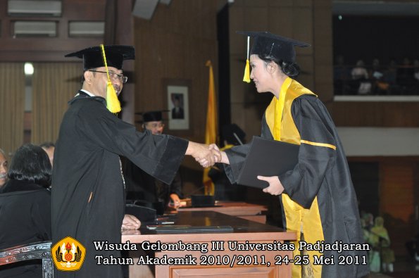 wisuda-fikom-oleh-dekan-244-copy