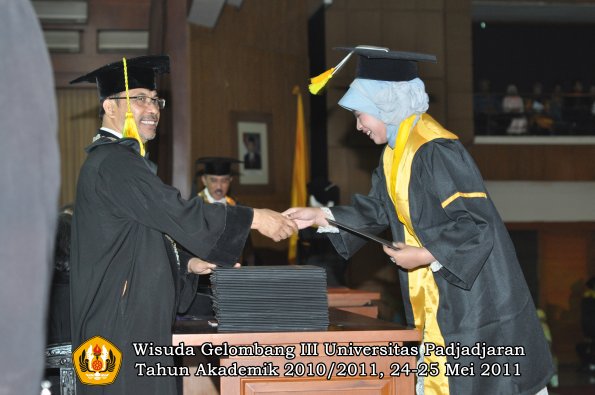 wisuda-fikom-oleh-dekan-246-copy