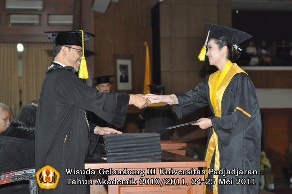 wisuda-fikom-oleh-dekan-250-copy