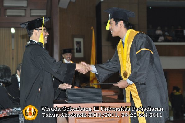 wisuda-fikom-oleh-dekan-254-copy