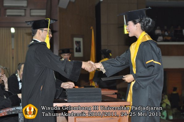 wisuda-fikom-oleh-dekan-255-copy