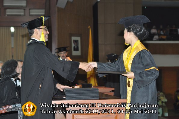 wisuda-fikom-oleh-dekan-256-copy