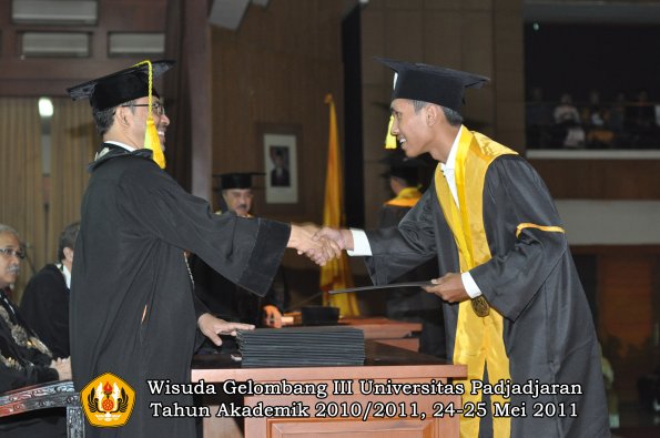 wisuda-fikom-oleh-dekan-257-copy