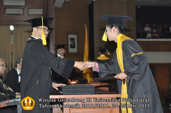 wisuda-fikom-oleh-dekan-258-copy