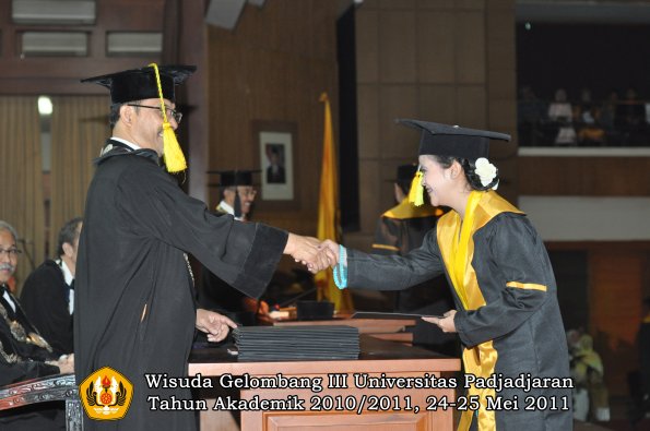 wisuda-fikom-oleh-dekan-259-copy