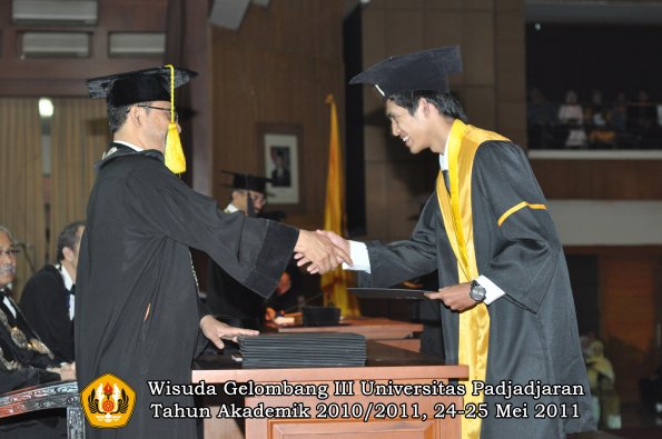 wisuda-fikom-oleh-dekan-260-copy