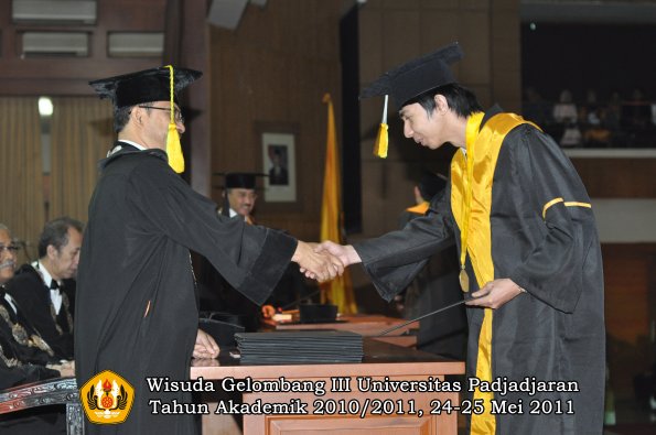 wisuda-fikom-oleh-dekan-261-copy