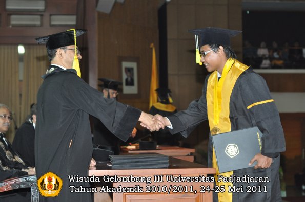 wisuda-fikom-oleh-dekan-262-copy