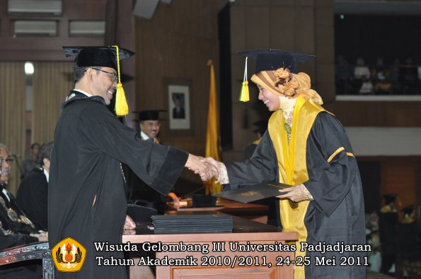 wisuda-fikom-oleh-dekan-263-copy