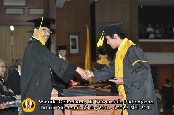 wisuda-fikom-oleh-dekan-264-copy