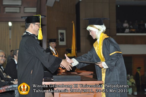 wisuda-fikom-oleh-dekan-265-copy