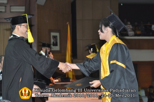 wisuda-fikom-oleh-dekan-266-copy