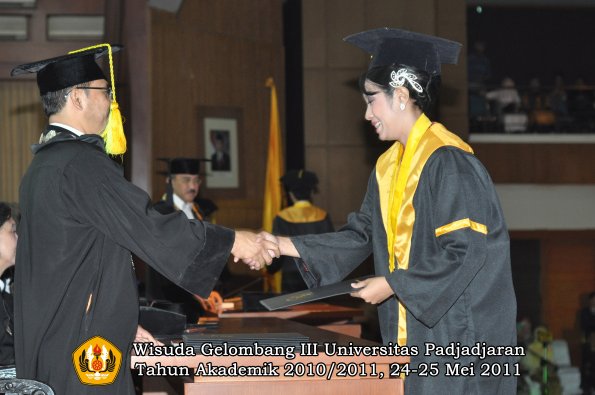 wisuda-fikom-oleh-dekan-268-copy