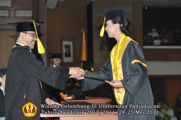 wisuda-fikom-oleh-dekan-270-copy