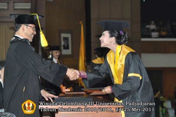 wisuda-fikom-oleh-dekan-271-copy