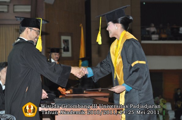 wisuda-fikom-oleh-dekan-272-copy