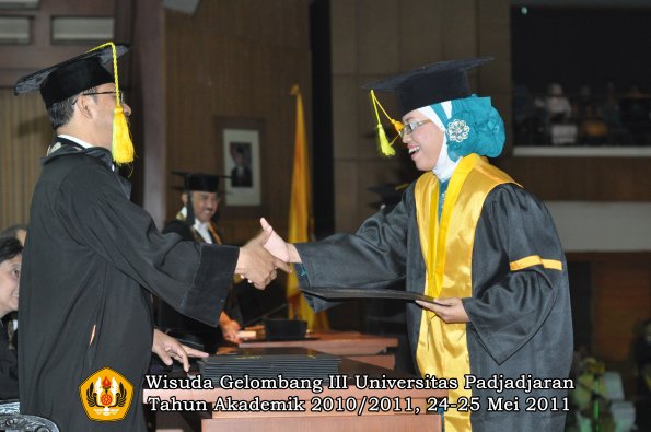 wisuda-fikom-oleh-dekan-273-copy