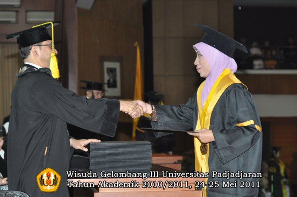 wisuda-fikom-oleh-dekan-274-copy