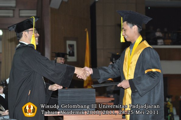 wisuda-fikom-oleh-dekan-275-copy