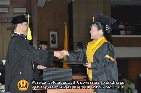 wisuda-fikom-oleh-dekan-276-copy