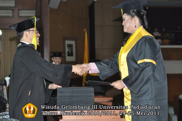 wisuda-fikom-oleh-dekan-277-copy