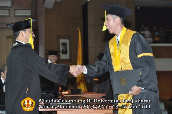 wisuda-fikom-oleh-dekan-278-copy