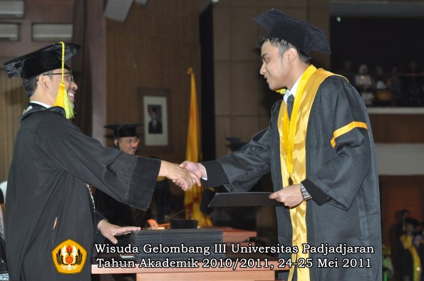 wisuda-fikom-oleh-dekan-279-copy