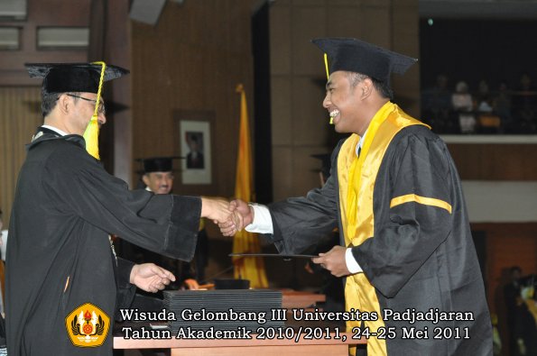 wisuda-fikom-oleh-dekan-280-copy