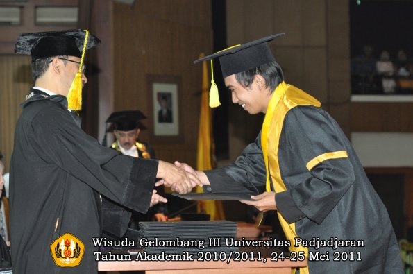 wisuda-fikom-oleh-dekan-281-copy