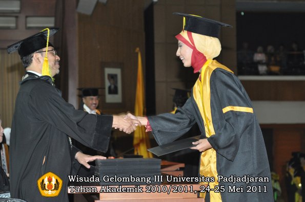 wisuda-fikom-oleh-dekan-283-copy