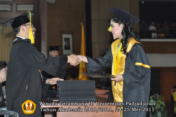 wisuda-fikom-oleh-dekan-285-copy