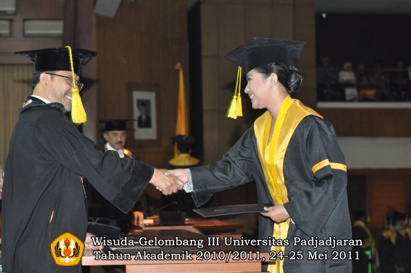 wisuda-fikom-oleh-dekan-288-copy