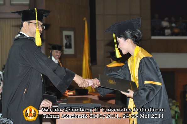 wisuda-fikom-oleh-dekan-293-copy