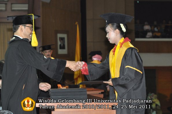 wisuda-fikom-oleh-dekan-296-copy