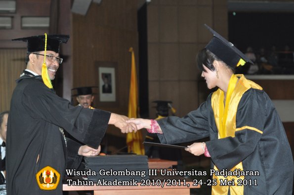 wisuda-fikom-oleh-dekan-299-copy