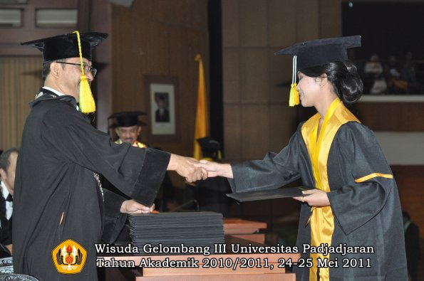 wisuda-fikom-oleh-dekan-300-copy