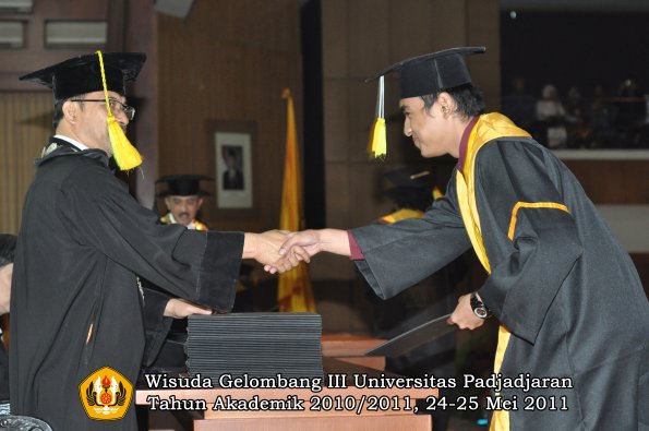 wisuda-fikom-oleh-dekan-303-copy