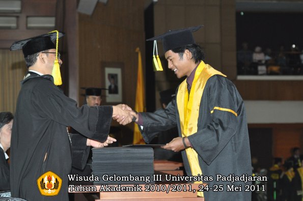 wisuda-fikom-oleh-dekan-307-copy