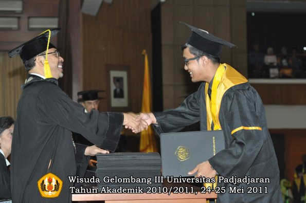 wisuda-fikom-oleh-dekan-308-copy