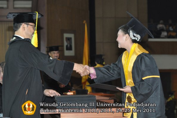 wisuda-fikom-oleh-dekan-312-copy