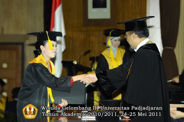 wisuda-fikom-oleh-rektor-036-copy