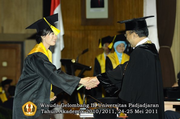 wisuda-fikom-oleh-rektor-048-copy