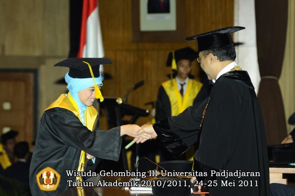 wisuda-fikom-oleh-rektor-049-copy