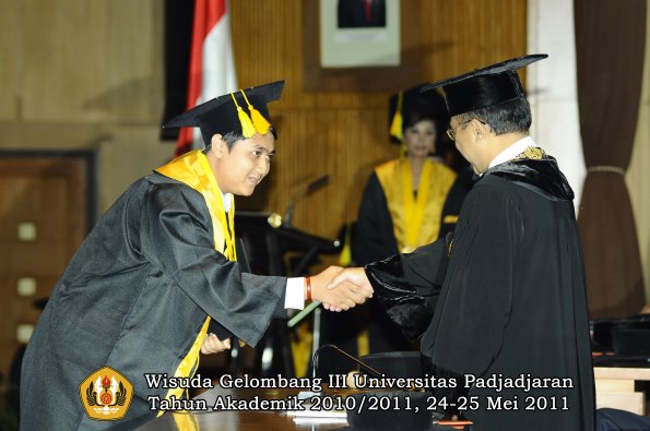 wisuda-fikom-oleh-rektor-104-copy