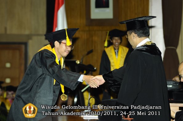 wisuda-fikom-oleh-rektor-124-copy