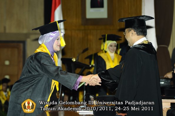 wisuda-fikom-oleh-rektor-128-copy