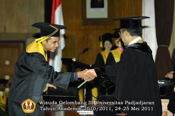 wisuda-fikom-oleh-rektor-130-copy