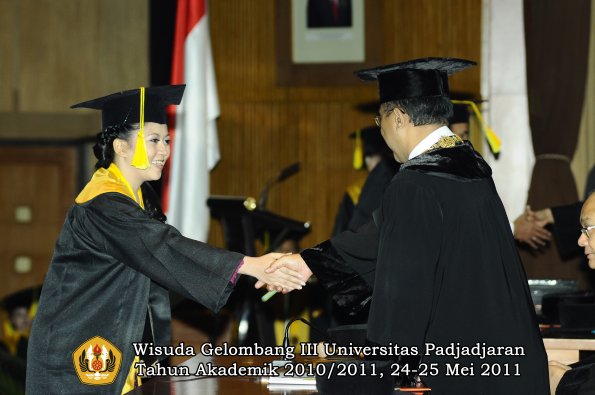 wisuda-fikom-oleh-rektor-136-copy